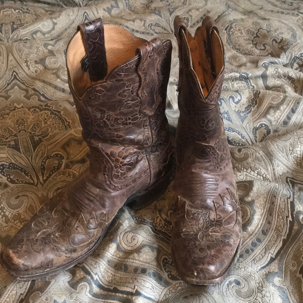 Super cute brown cowboy boots with lots of detail!